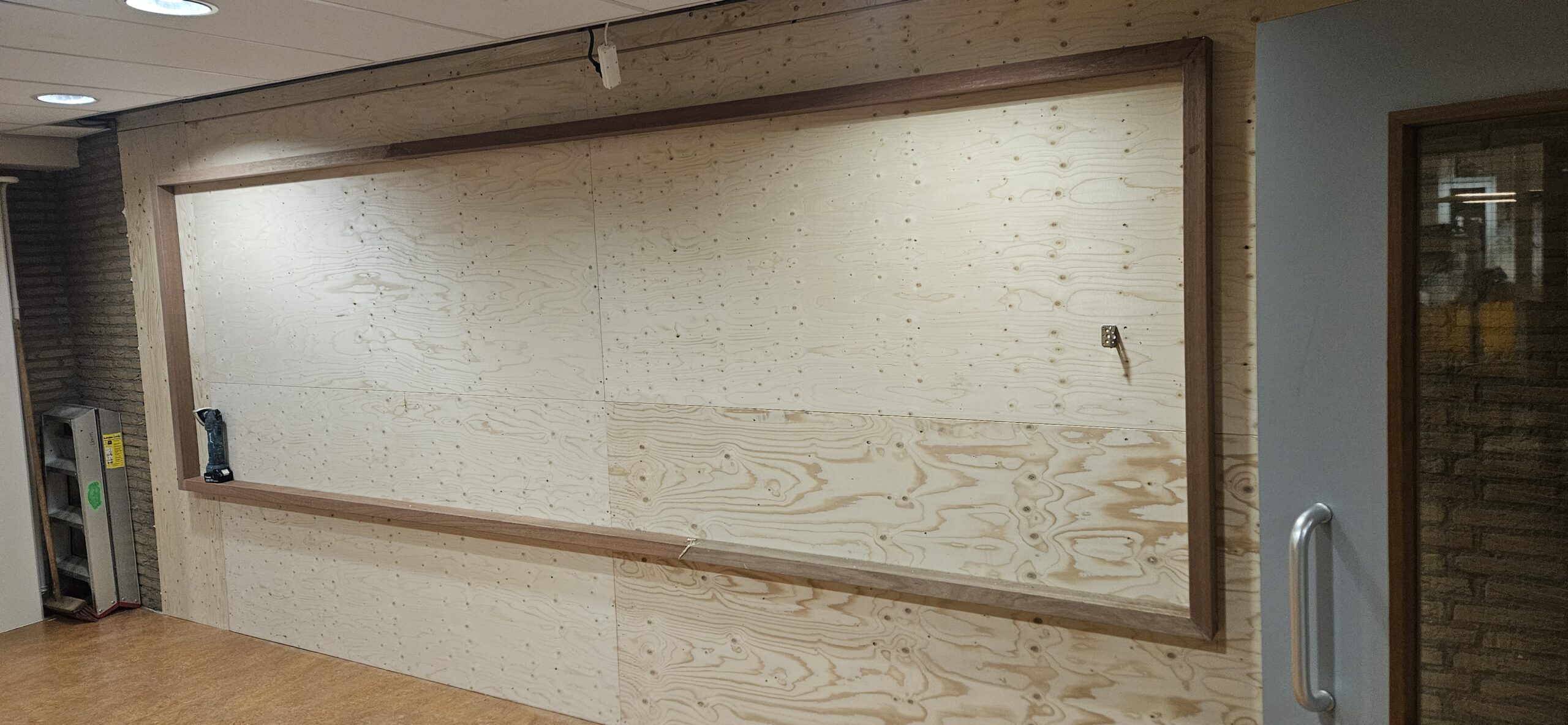 Detail van binnenschilderwerk Emmeloord kozijnen