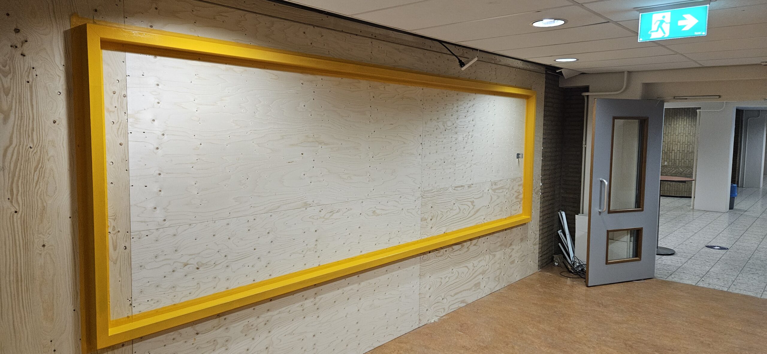 Vakman bezig met binnenschilderwerk in Emmeloord